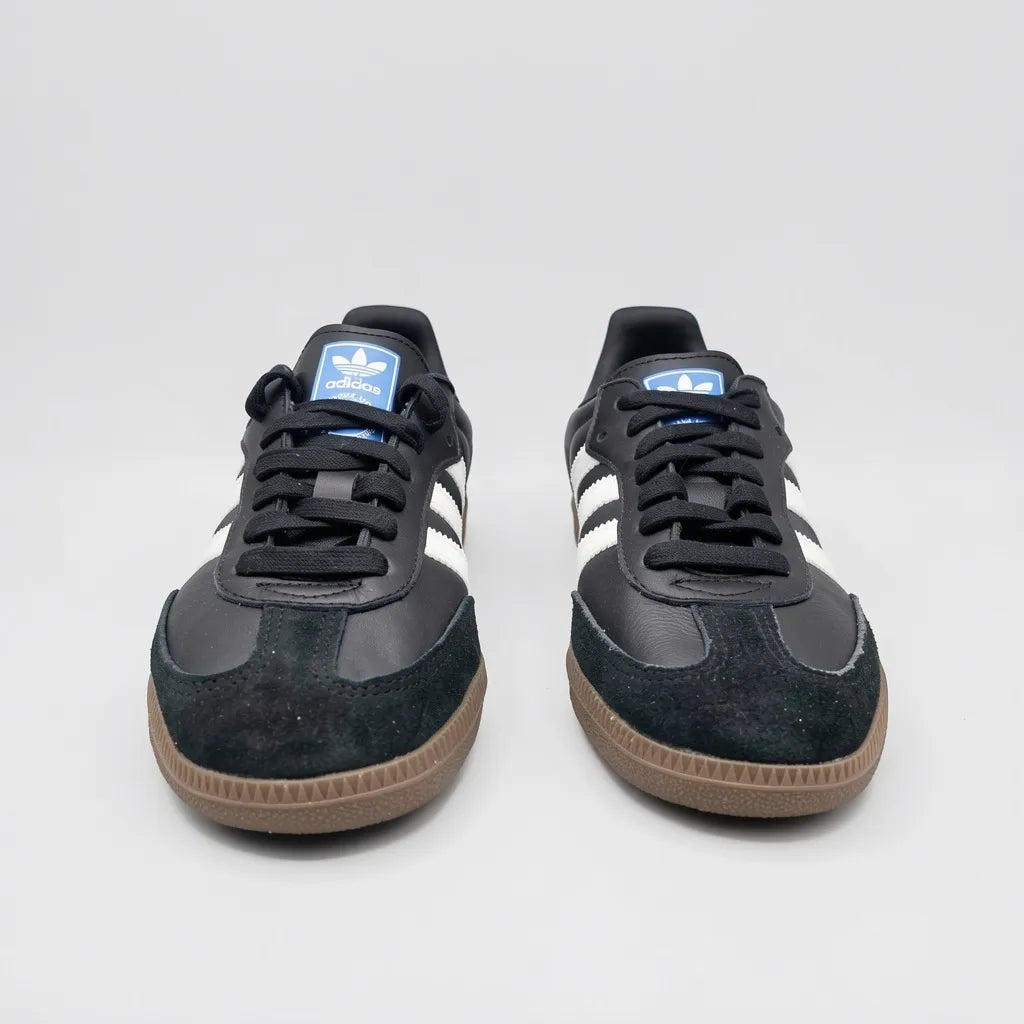 Adidas Tenis Urbano Negro Franjas / Lineas Cuero Blanco Lateral y Talón Suela Café Oscuro | Photo Studio AI | 5