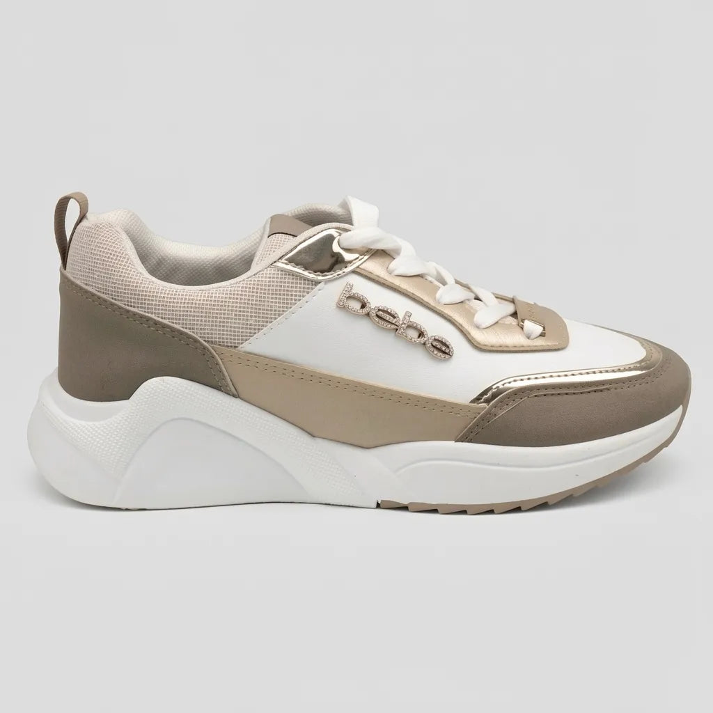 Bebe Tenis Deportivo/ Casual Blanco Detalles Dorado Todo Suela Blanca | Photo Studio AI | 1