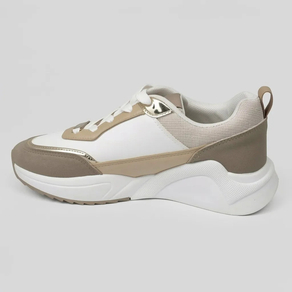 Bebe Tenis Deportivo/ Casual Blanco Detalles Dorado Todo Suela Blanca | Photo Studio AI | 2
