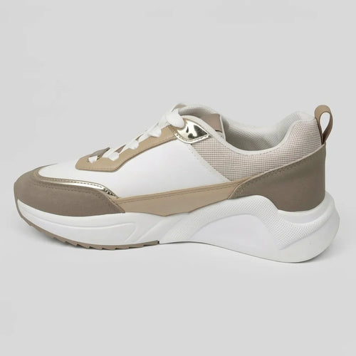 Bebe Tenis Deportivo/ Casual Blanco Detalles Dorado Todo Suela Blanca | Photo Studio AI | 2