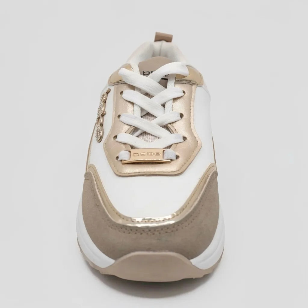 Bebe Tenis Deportivo/ Casual Blanco Detalles Dorado Todo Suela Blanca | Photo Studio AI | 3