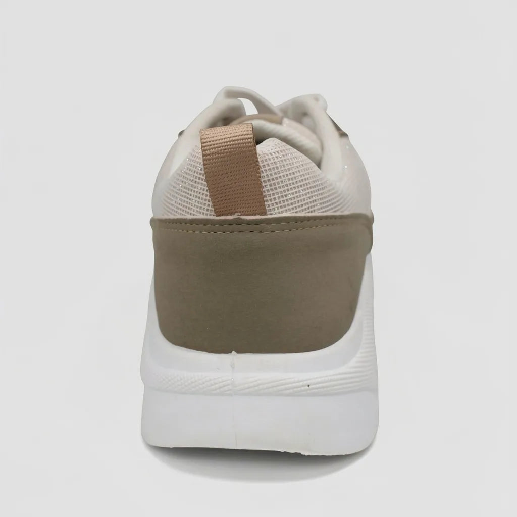 Bebe Tenis Deportivo/ Casual Blanco Detalles Dorado Todo Suela Blanca | Photo Studio AI | 4