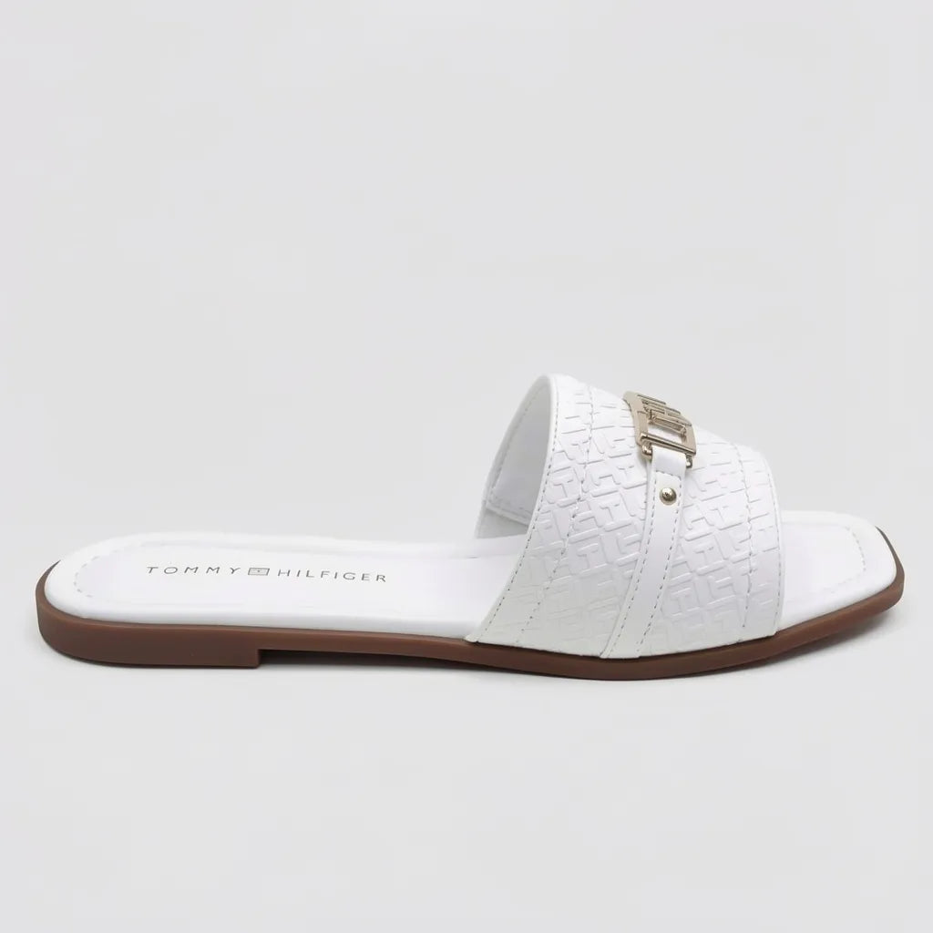 Tommy Sandalia Slip On Blanco Placa Dorado Empeine Suela Café | Photo Studio AI | 1