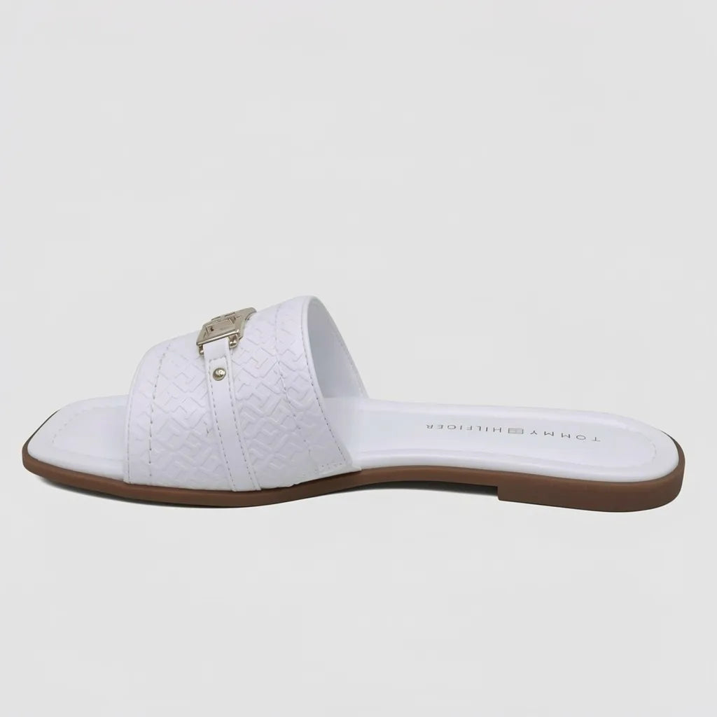 Tommy Sandalia Slip On Blanco Placa Dorado Empeine Suela Café | Photo Studio AI | 2