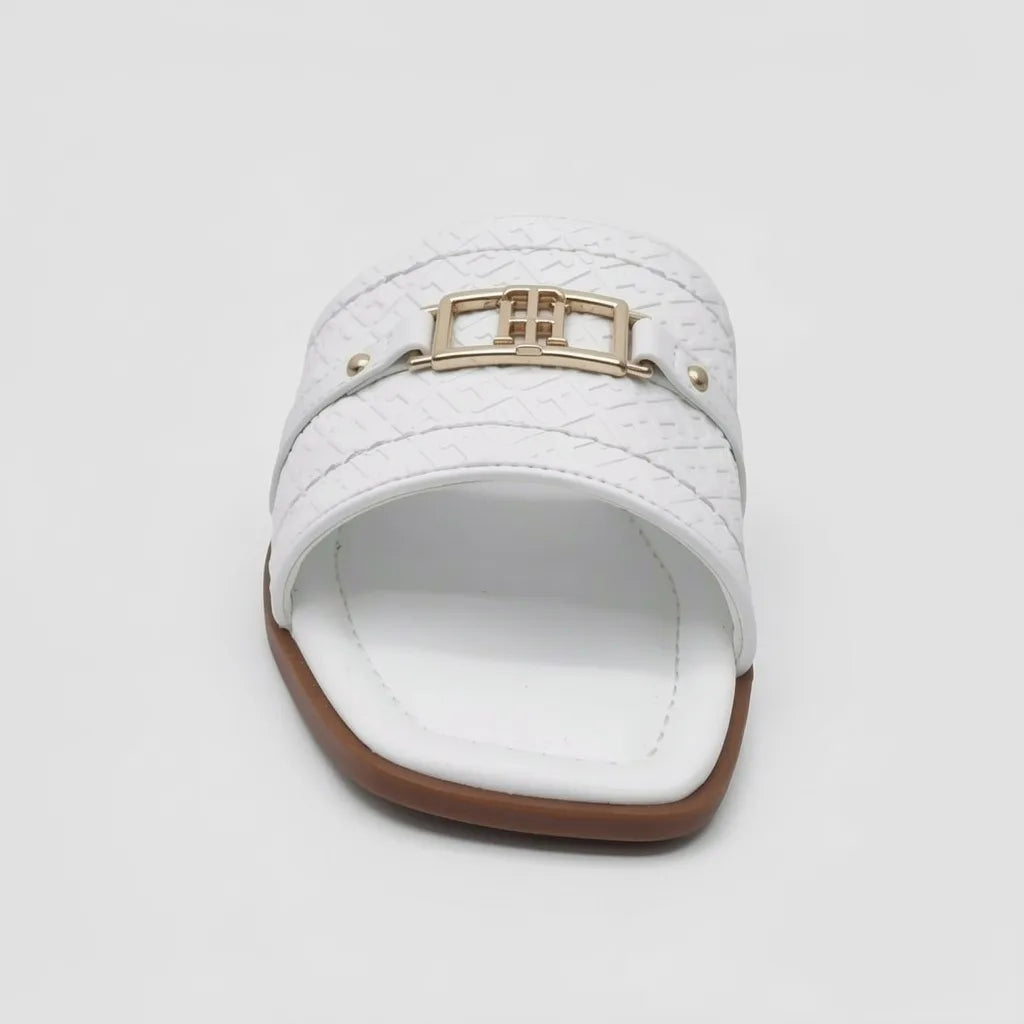 Tommy Sandalia Slip On Blanco Placa Dorado Empeine Suela Café | Photo Studio AI | 3