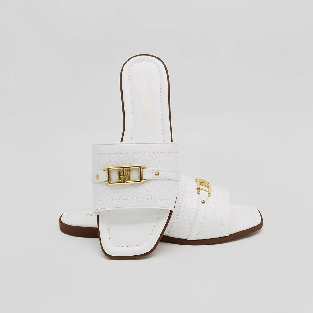 Tommy Sandalia Slip On Blanco Placa Dorado Empeine Suela Café | Photo Studio AI | 5