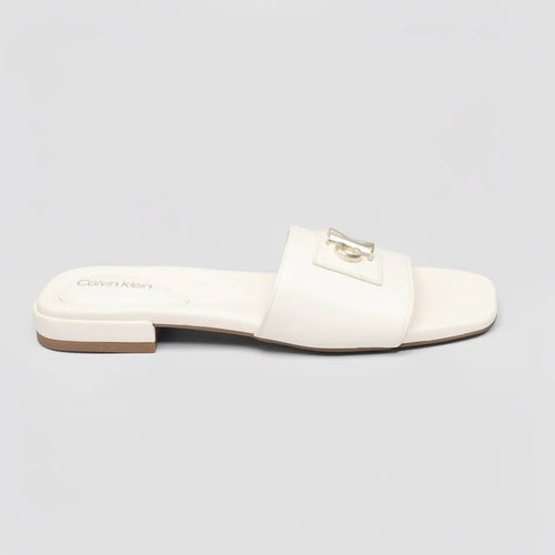 Calvin Klein Sandalia Slip On Blanco hueso Placa Dorado Empeine Suela Blanca/ café | Photo Studio AI | 1