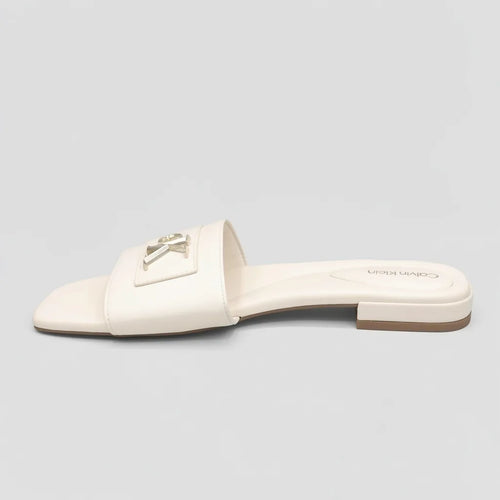 Calvin Klein Sandalia Slip On Blanco hueso Placa Dorado Empeine Suela Blanca/ café | Photo Studio AI | 2