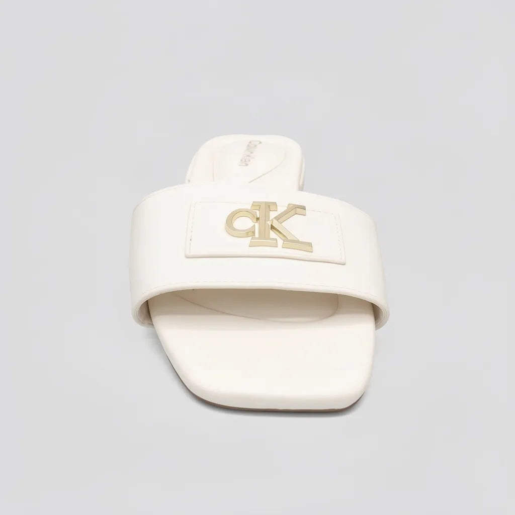 Calvin Klein Sandalia Slip On Blanco hueso Placa Dorado Empeine Suela Blanca/ café | Photo Studio AI | 3