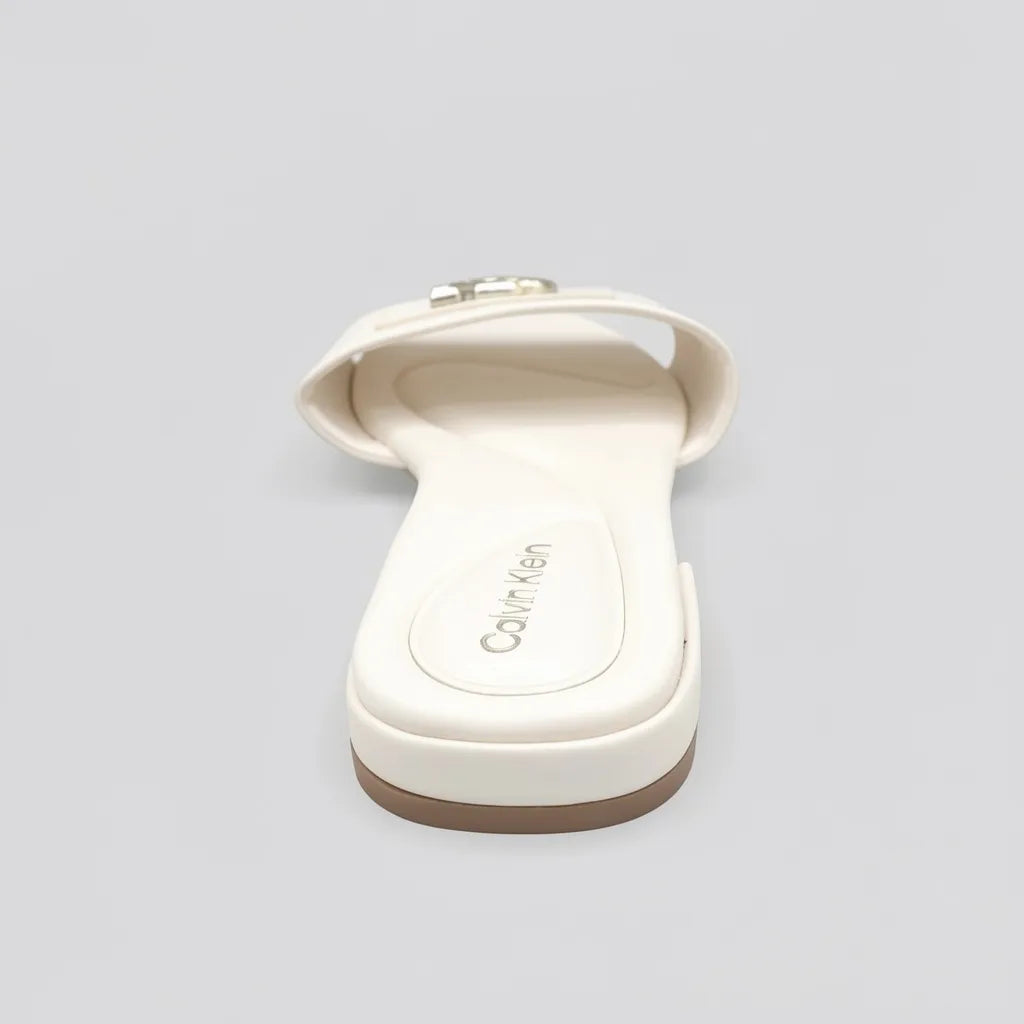 Calvin Klein Sandalia Slip On Blanco hueso Placa Dorado Empeine Suela Blanca/ café | Photo Studio AI | 4