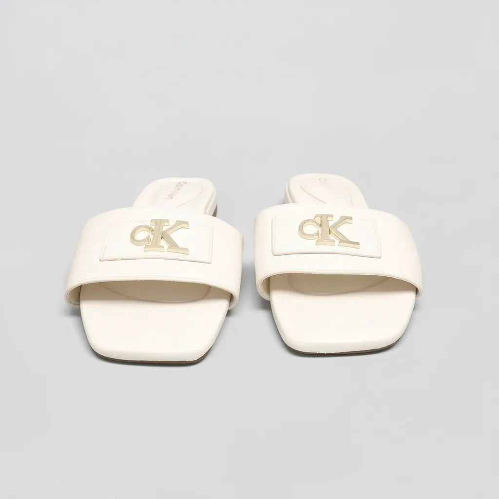 Calvin Klein Sandalia Slip On Blanco hueso Placa Dorado Empeine Suela Blanca/ café | Photo Studio AI | 5