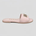 Guess Sandalia Slip On Rosado Placa Dorado Empeine Suela Rosada | Photo Studio AI | 1