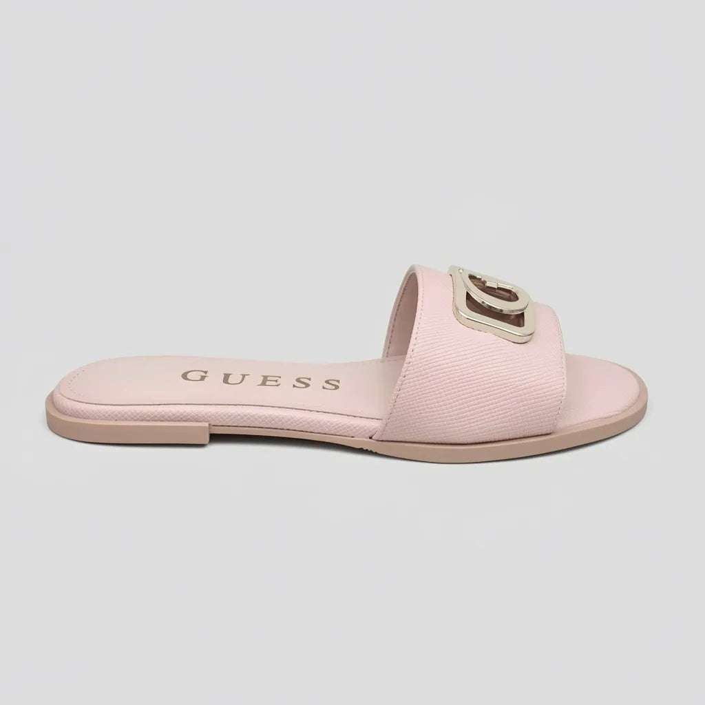 Guess Sandalia Slip On Rosado Placa Dorado Empeine Suela Rosada | Photo Studio AI | 1