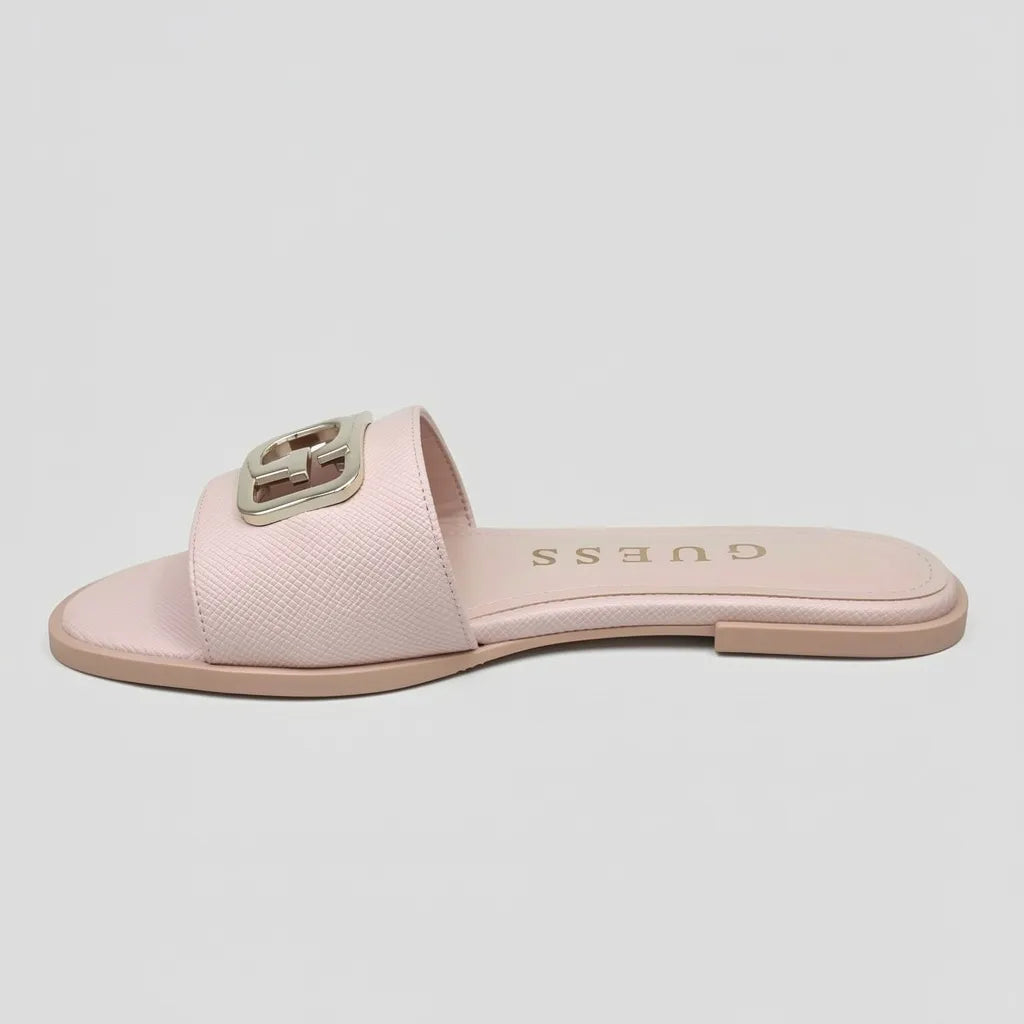 Guess Sandalia Slip On Rosado Placa Dorado Empeine Suela Rosada | Photo Studio AI | 2