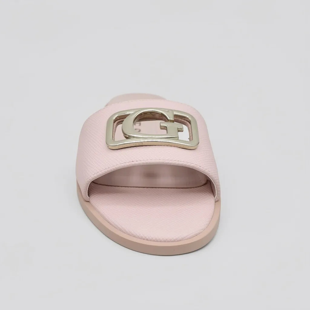 Guess Sandalia Slip On Rosado Placa Dorado Empeine Suela Rosada | Photo Studio AI | 3