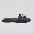 Guess Sandalia Slip On Negro Placa Dorado Empeine Suela Negra | Photo Studio AI | 1