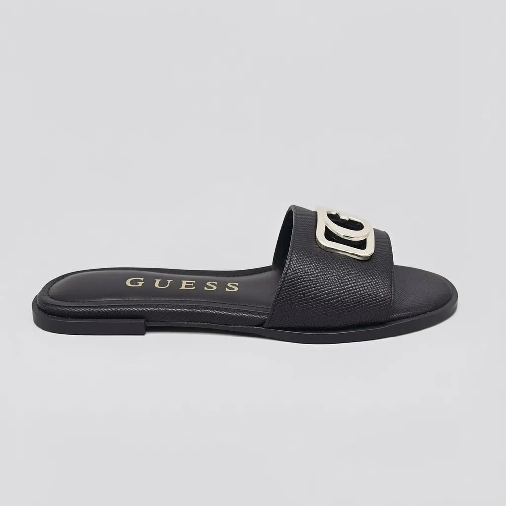 Guess Sandalia Slip On Negro Placa Dorado Empeine Suela Negra | Photo Studio AI | 1
