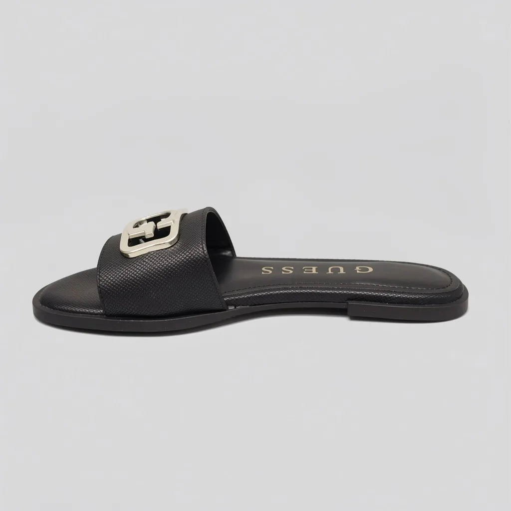 Guess Sandalia Slip On Negro Placa Dorado Empeine Suela Negra | Photo Studio AI | 2