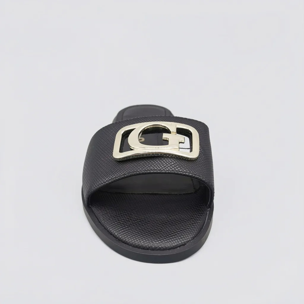 Guess Sandalia Slip On Negro Placa Dorado Empeine Suela Negra | Photo Studio AI | 3