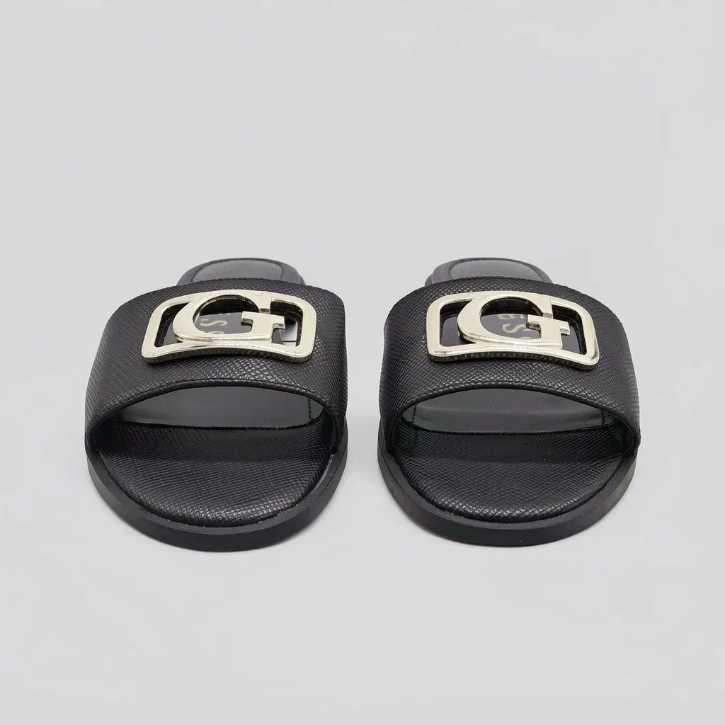 Guess Sandalia Slip On Negro Placa Dorado Empeine Suela Negra | Photo Studio AI | 5