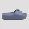 Guess Sandalia Slip On Gris Azulado Triángulo Guess Plateado Empeine Suela Gris Azulado | Photo Studio AI | 1