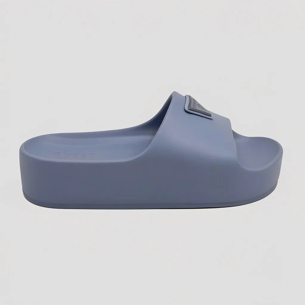 Guess Sandalia Slip On Gris Azulado Triángulo Guess Plateado Empeine Suela Gris Azulado | Photo Studio AI | 1