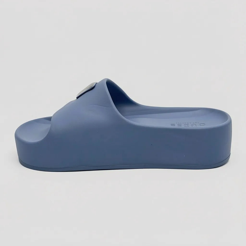 Guess Sandalia Slip On Gris Azulado Triángulo Guess Plateado Empeine Suela Gris Azulado | Photo Studio AI | 2
