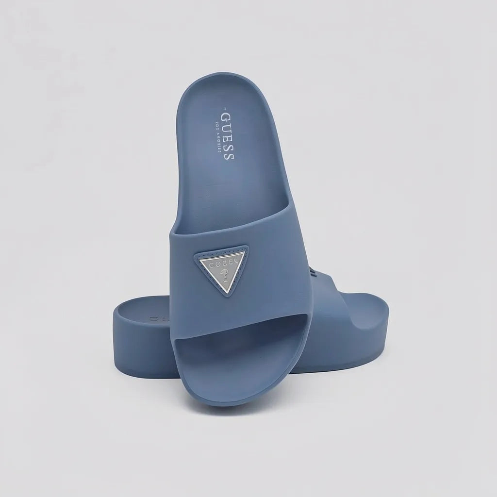 Guess Sandalia Slip On Gris Azulado Triángulo Guess Plateado Empeine Suela Gris Azulado | Photo Studio AI | 5