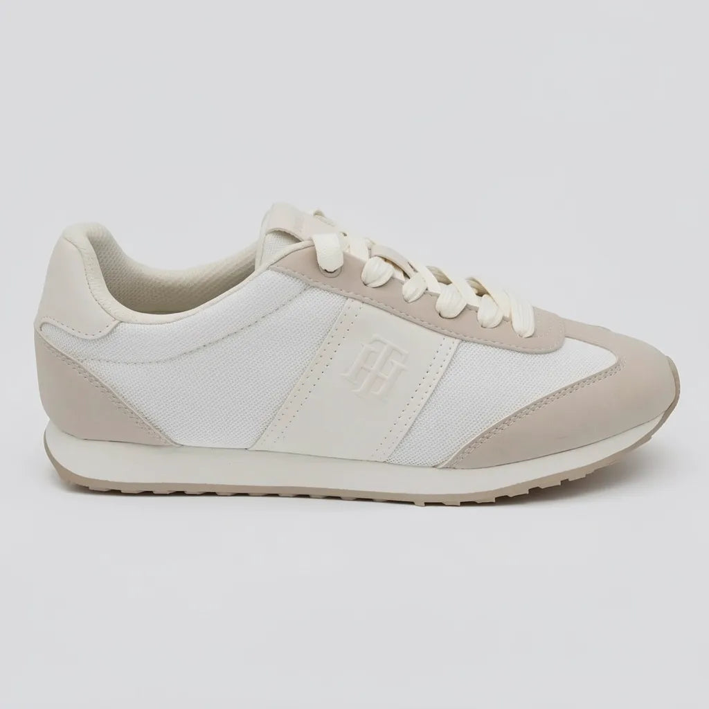 Tommy Tenis Deportivo/ Casual Blanco hueso Franjas / Lineas Cuero Beige Lateral y Talón Suela Blanco Hueso | Photo Studio AI | 1