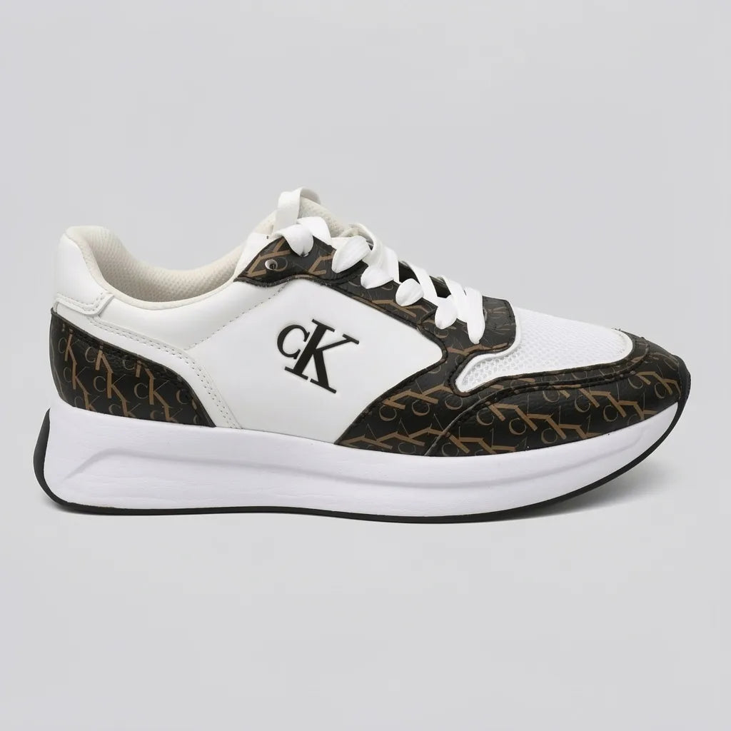 Calvin Klein Tenis Deportivo/ Casual Blanco Diseño CK Café Oscuro Talón y Punta Suela Blanca/ negro | Photo Studio AI | 1