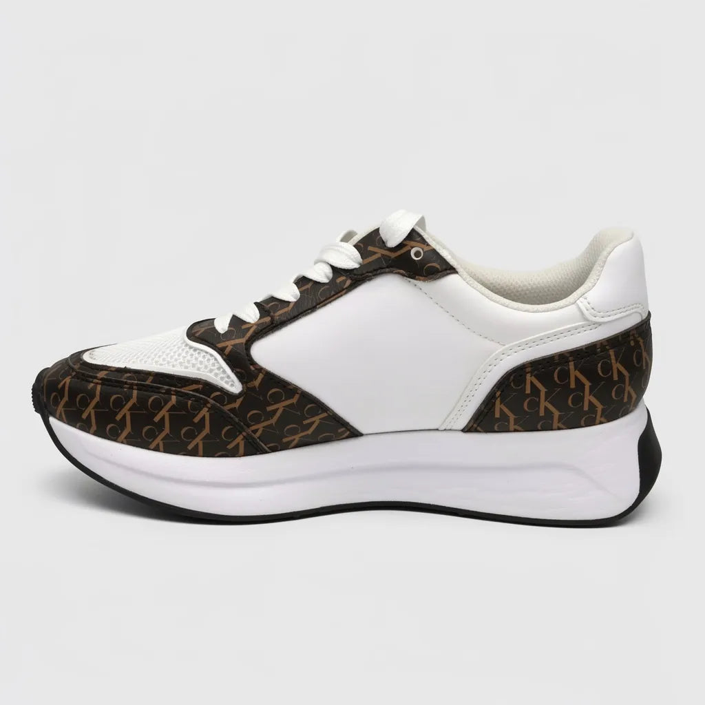 Calvin Klein Tenis Deportivo/ Casual Blanco Diseño CK Café Oscuro Talón y Punta Suela Blanca/ negro | Photo Studio AI | 2