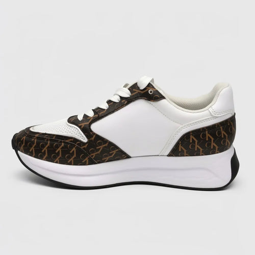 Calvin Klein Tenis Deportivo/ Casual Blanco Diseño CK Café Oscuro Talón y Punta Suela Blanca/ negro | Photo Studio AI | 2
