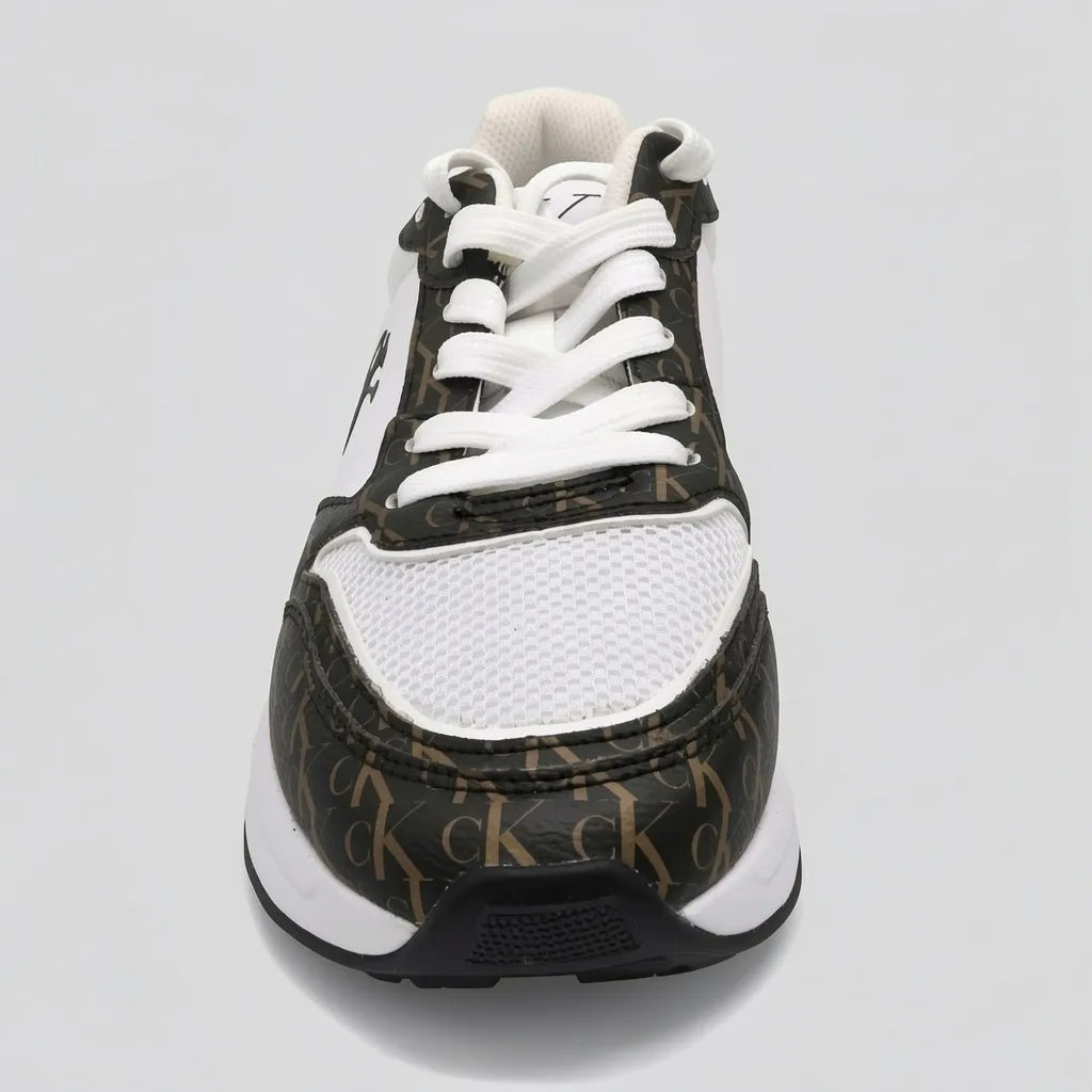 Calvin Klein Tenis Deportivo/ Casual Blanco Diseño CK Café Oscuro Talón y Punta Suela Blanca/ negro | Photo Studio AI | 3