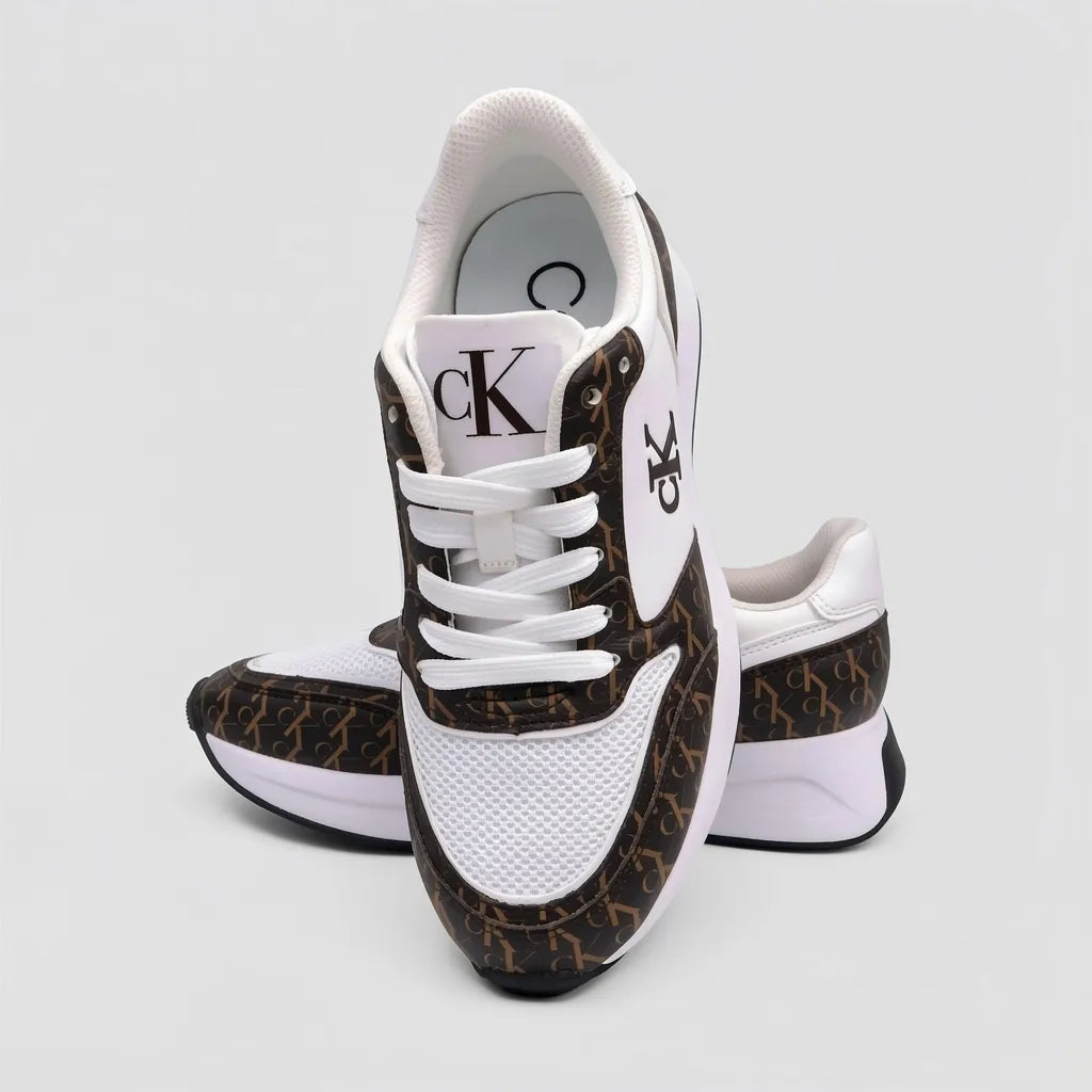 Calvin Klein Tenis Deportivo/ Casual Blanco Diseño CK Café Oscuro Talón y Punta Suela Blanca/ negro | Photo Studio AI | 5