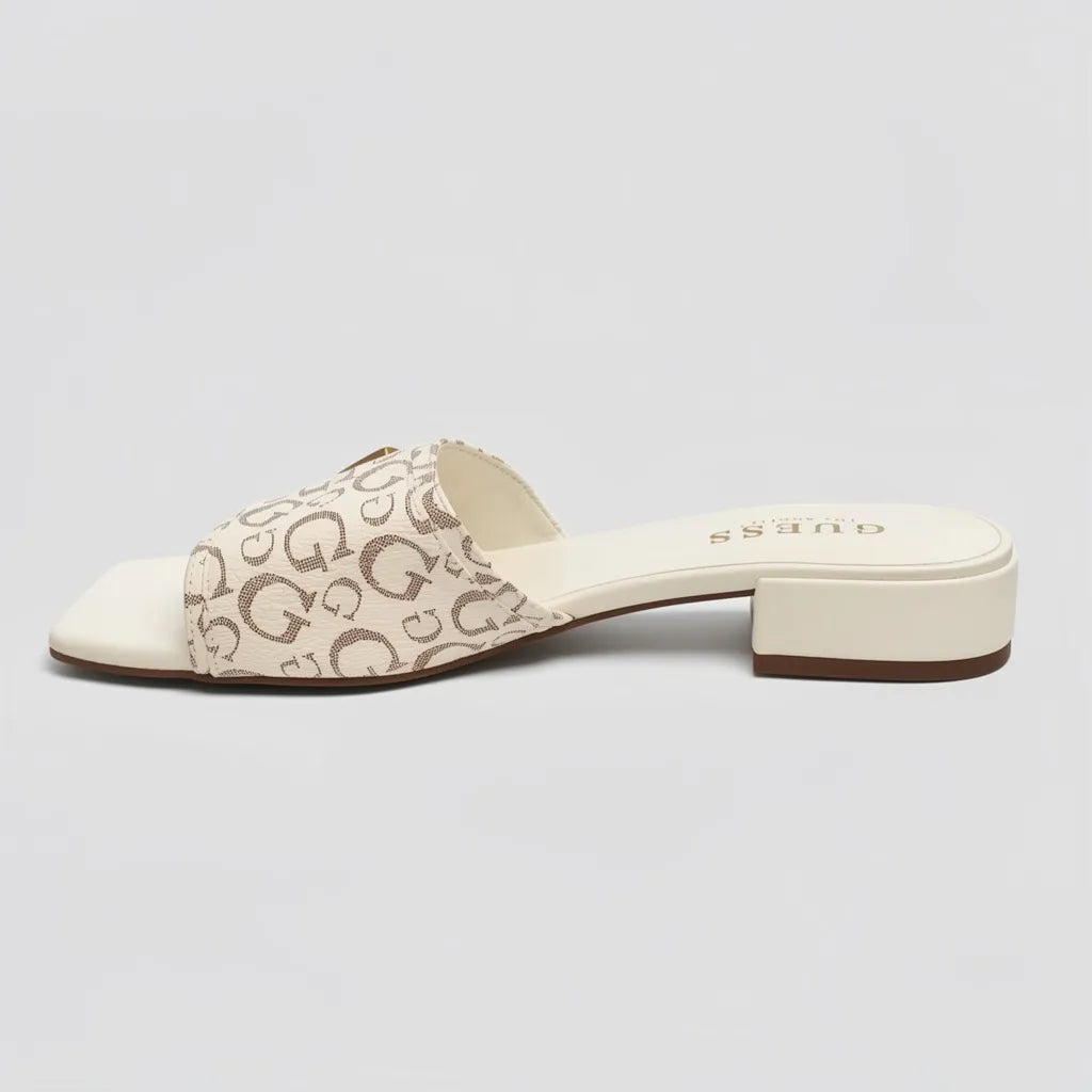 Guess Sandalia Slip On Blanco hueso Estampado G Café Claro Empeine Suela Blanco Hueso/ Café | Photo Studio AI | 2