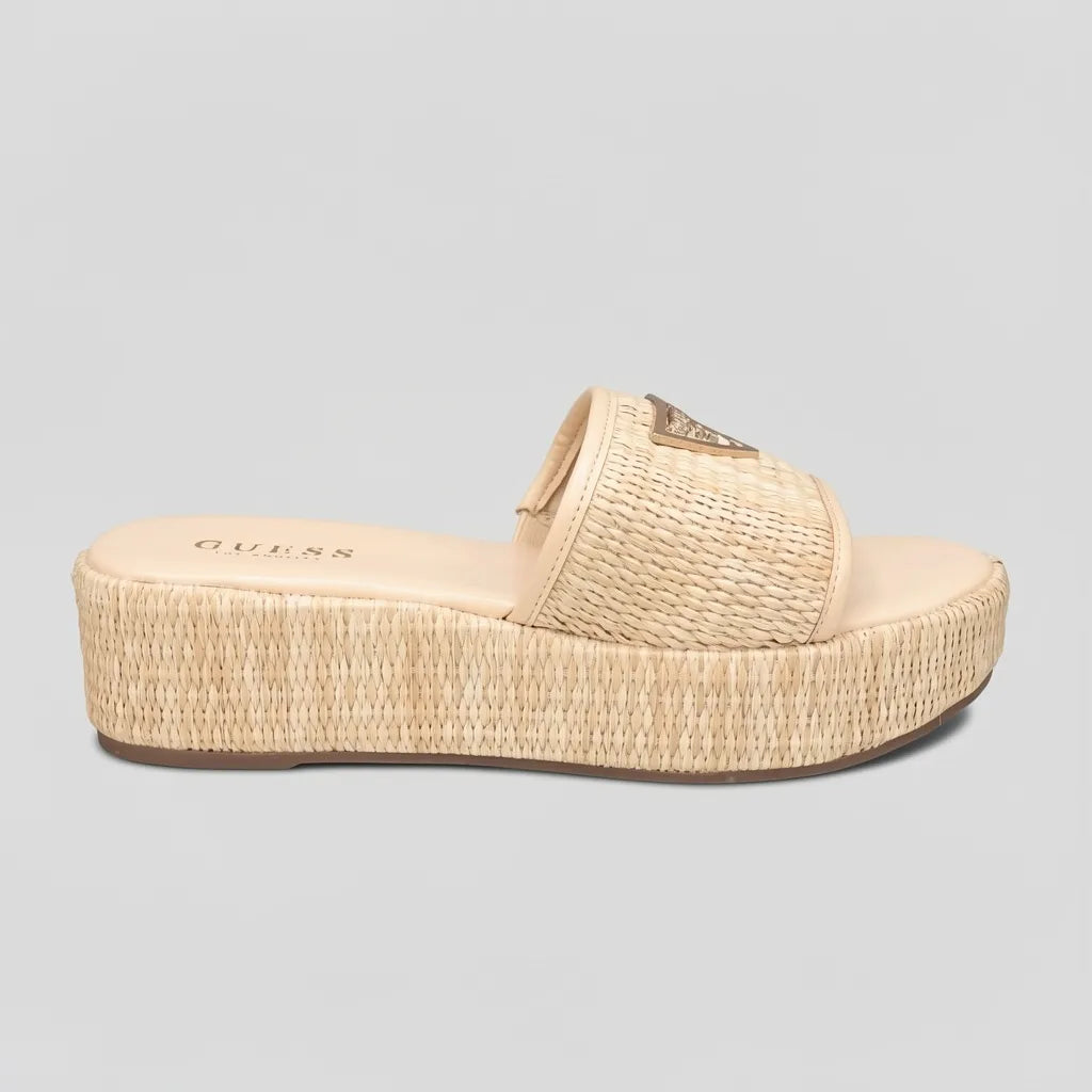 Guess Sandalia Slip On Café claro Triángulo Guess Dorado Empeine Suela Rafia Natural | Photo Studio AI | 1