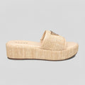 Guess Sandalia Slip On Café claro Triángulo Guess Dorado Empeine Suela Rafia Natural | Photo Studio AI | 1