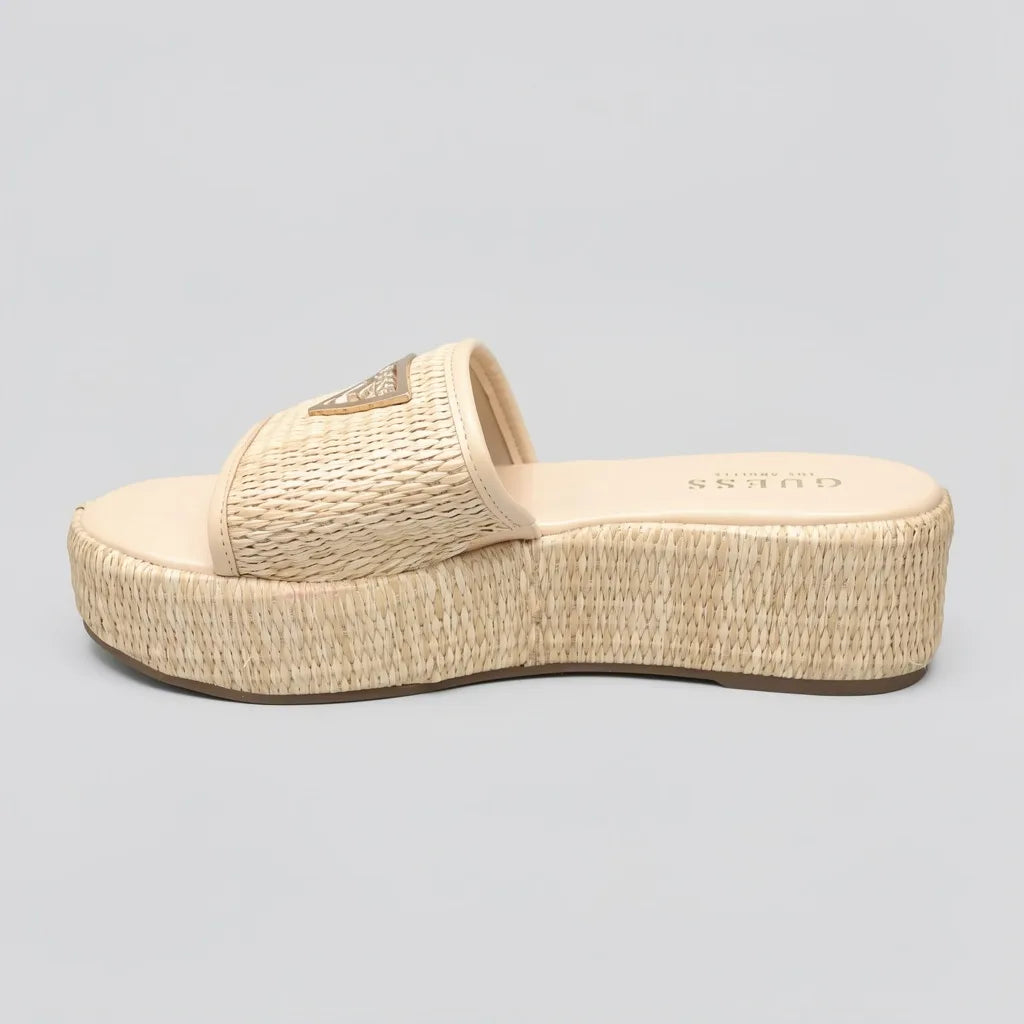 Guess Sandalia Slip On Café claro Triángulo Guess Dorado Empeine Suela Rafia Natural | Photo Studio AI | 2