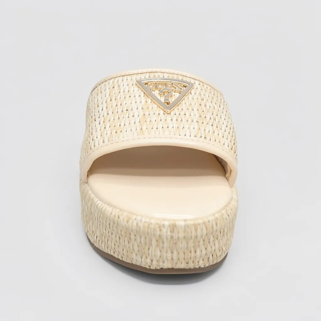 Guess Sandalia Slip On Café claro Triángulo Guess Dorado Empeine Suela Rafia Natural | Photo Studio AI | 3