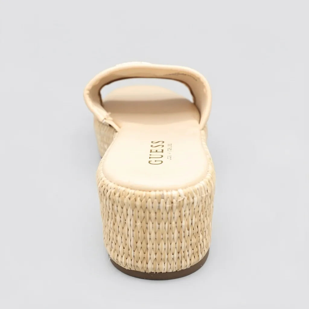 Guess Sandalia Slip On Café claro Triángulo Guess Dorado Empeine Suela Rafia Natural | Photo Studio AI | 4