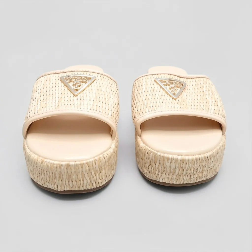 Guess Sandalia Slip On Café claro Triángulo Guess Dorado Empeine Suela Rafia Natural | Photo Studio AI | 5