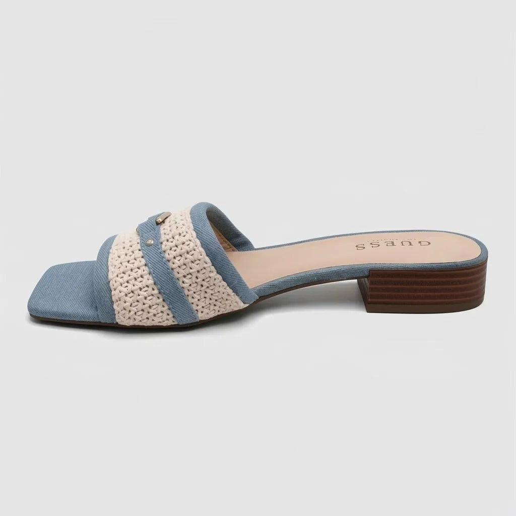Guess Sandalia Slip On Celeste Placa Dorado Empeine Suela Café | Photo Studio AI | 2