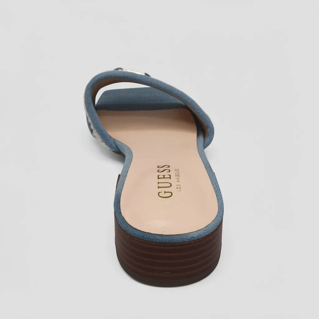 Guess Sandalia Slip On Celeste Placa Dorado Empeine Suela Café | Photo Studio AI | 4