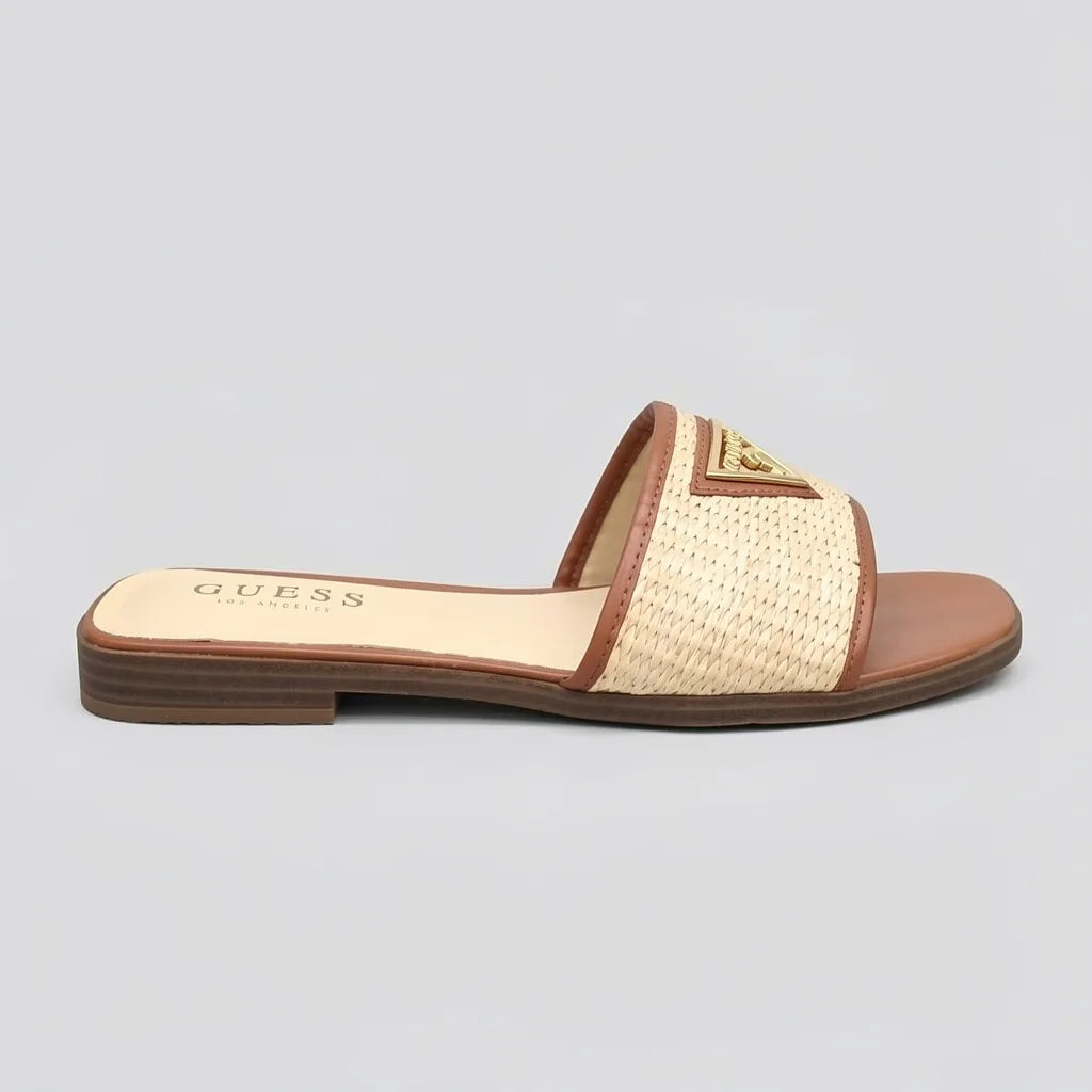 Guess Sandalia Slip On Café claro Triángulo Guess Dorado Empeine Suela Café | Photo Studio AI | 1