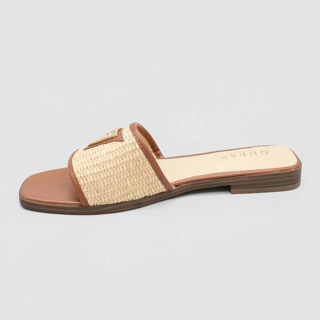 Guess Sandalia Slip On Café claro Triángulo Guess Dorado Empeine Suela Café | Photo Studio AI | 2