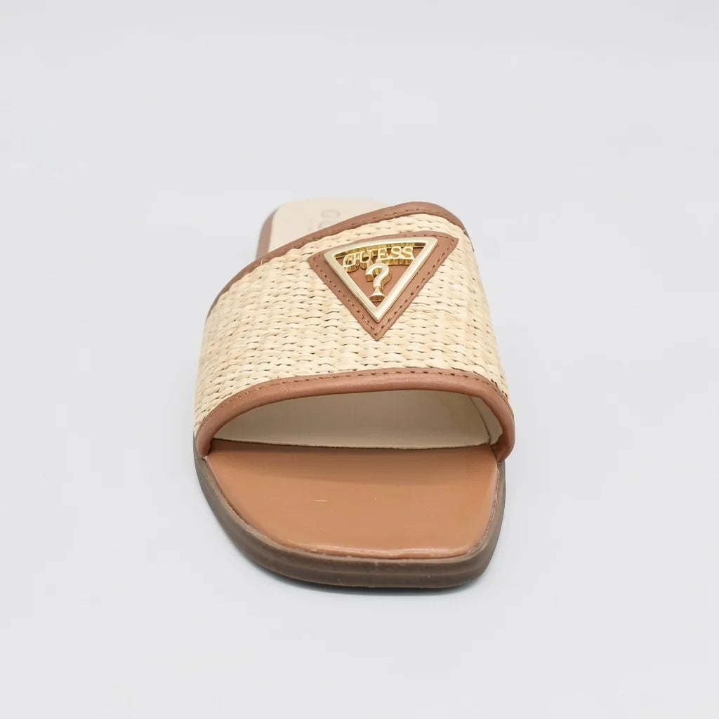Guess Sandalia Slip On Café claro Triángulo Guess Dorado Empeine Suela Café | Photo Studio AI | 3