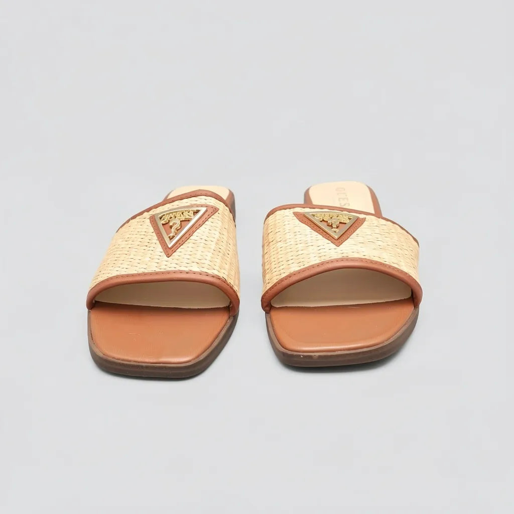 Guess Sandalia Slip On Café claro Triángulo Guess Dorado Empeine Suela Café | Photo Studio AI | 5