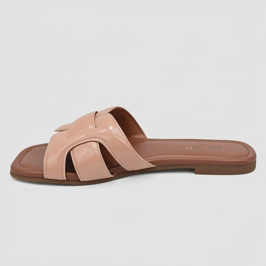 Nine West Sandalia Slip On Nude N/A Café Empeine Suela Café | Photo Studio AI | 2