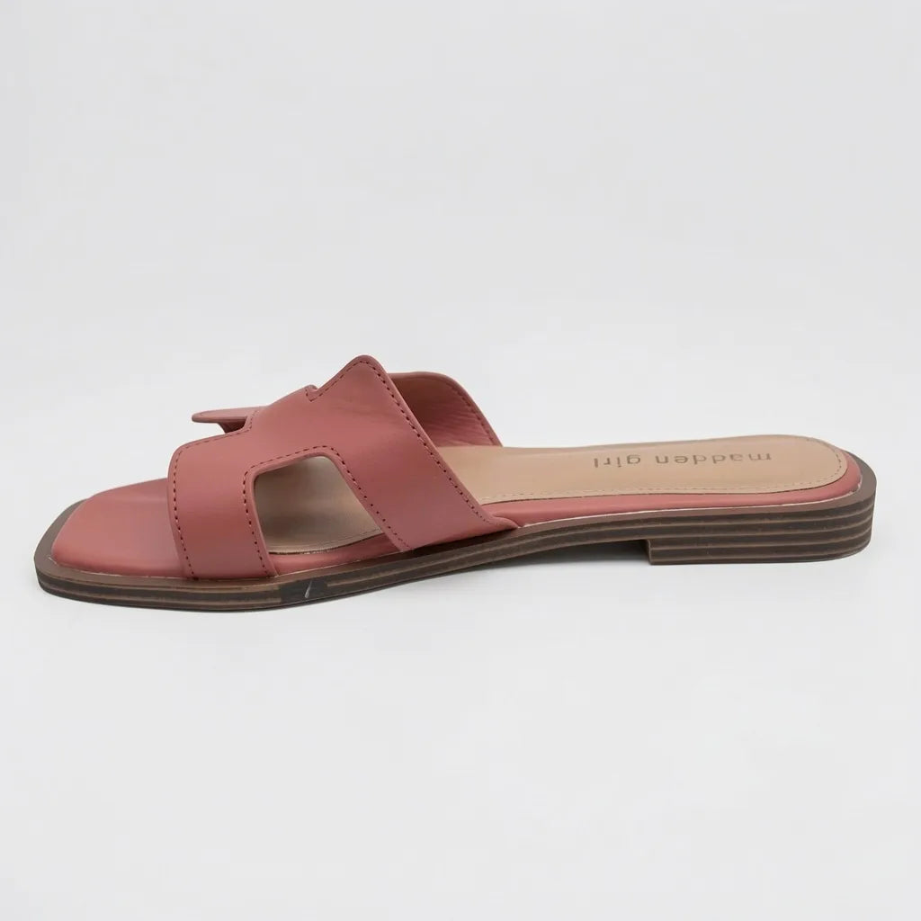 Madden Girl Sandalia Slip On Palo Rosa N/A Café Empeine Suela Café | Photo Studio AI | 2