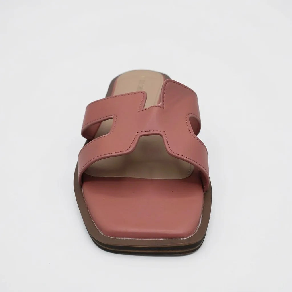 Madden Girl Sandalia Slip On Palo Rosa N/A Café Empeine Suela Café | Photo Studio AI | 3